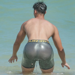 海边的粗腿小哥