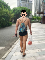 抓拍游泳回家的泳裤小哥哥